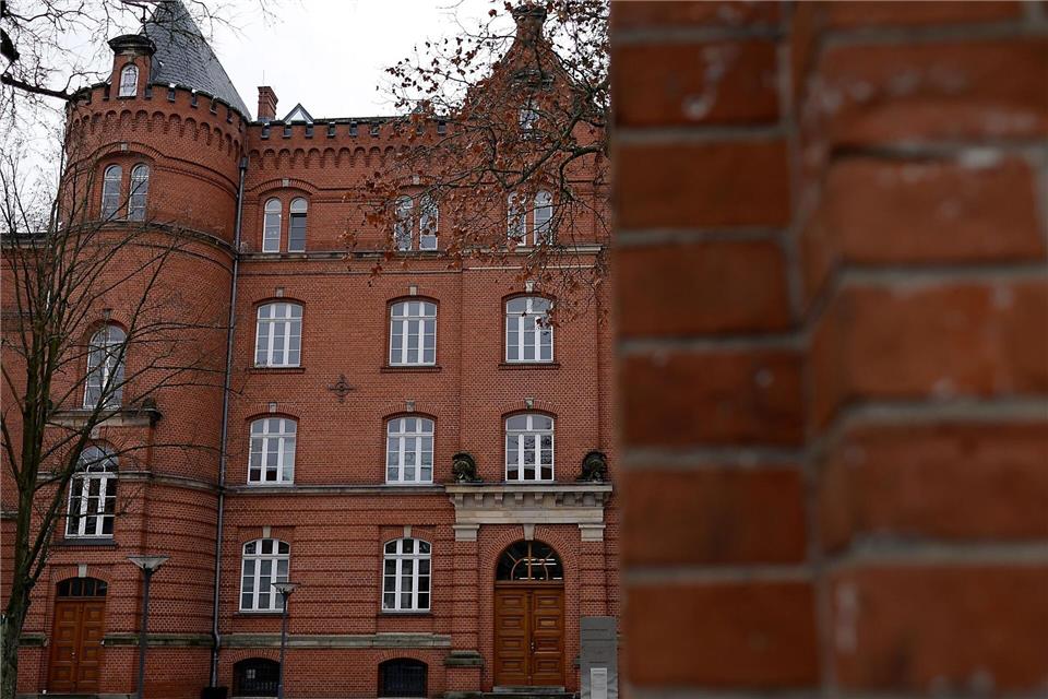 Vor dem Landgericht in Neuruppin muss sich am Montag ein 35-Jähriger verantworten. (Archivbild)Carsten Koall/dpa