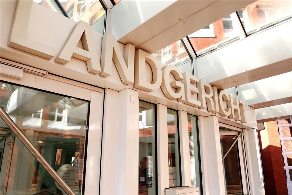 Vor dem Landgericht ist ein 38-Jähriger für einen brutalen Mordversuch zu neun Jahren Haft verurteilt worden. (Symbolbild)Roland Weihrauch/dpa