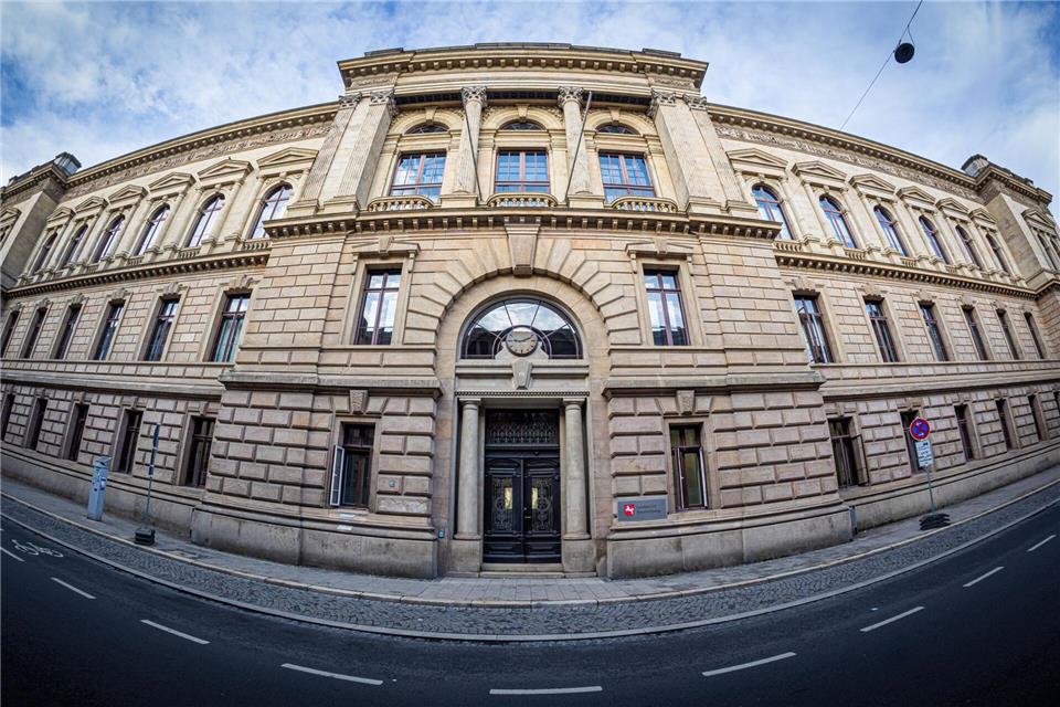 Neues Großverfahren im VW-Dieselskandal startet im November  Vor dem Landgericht müssen sich weitere Ex-VW-Manager wegen des Diesel-Skandals verantworten. (Archivfoto)Moritz Frankenberg/dpa