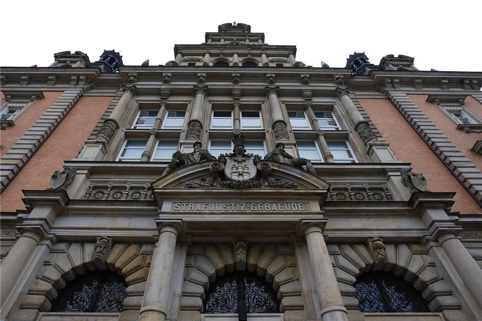 Vor dem Landgericht steht ein 23 Jahre alter Mann, der aus Norwegen angereist sein soll, um falsch adressierte Pakete mit Drogen von einem Paketdienst abzuholen. Marcus Brandt/dpa