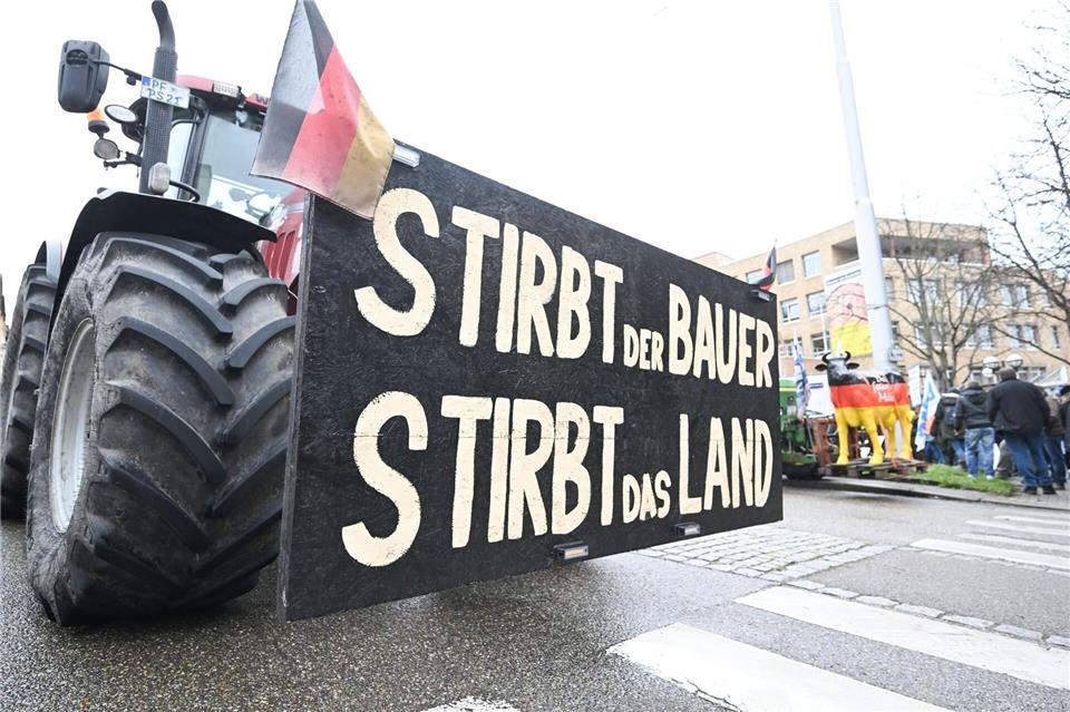 Vor dem Landwirtschaftsministerium in Stuttgart haben Dutzende Bauern demonstriert.Bernd Weißbrod/dpa