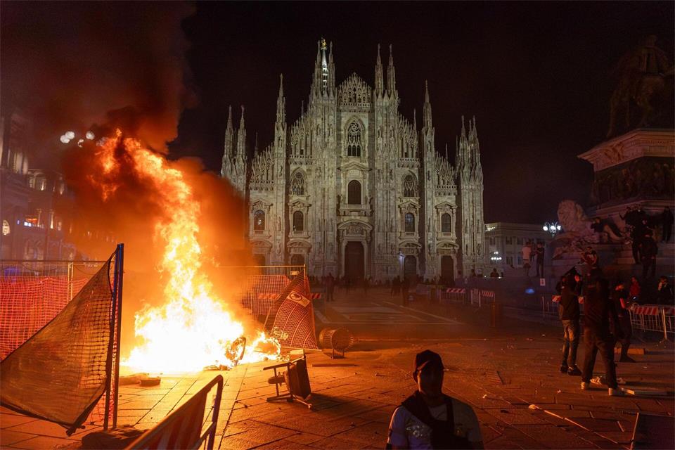 Vor dem Mailänder Dom brannte am Samstagabend ein Feuer. Stefano Porta/LaPresse/AP/dpa
