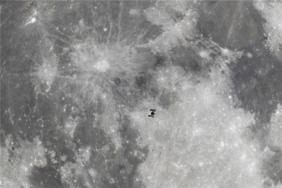 Vor dem Mond: Die Internationale Raumstation (ISS) schwebt im Weltall.Peter Komka/MTI/AP/dpa