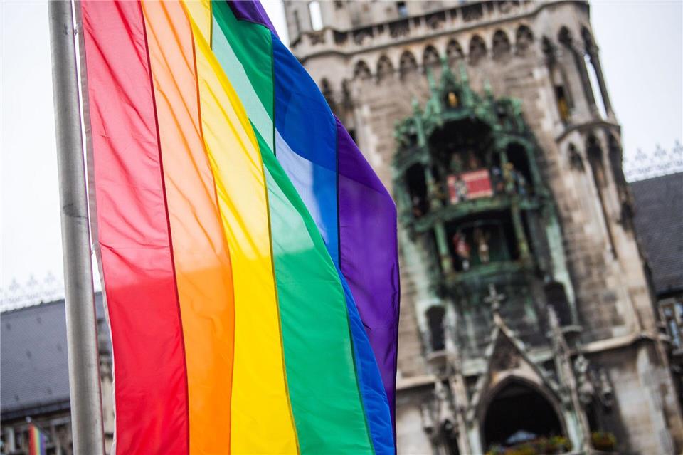 Vor dem Münchner Rathaus weht die Pride-Flagge. (Archivbild)Lino Mirgeler/dpa