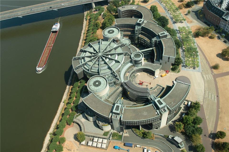 Vor dem NRW-Landtag ist am Dienstag eine Demonstration mit Gewerkschaftschefs geplant. (Archivbild)Christophe Gateau/dpa