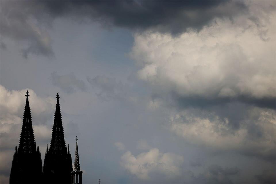 Vor dem Oberlandesgericht Köln geht ein Missbrauchsopfer gegen eine Entscheidung des Landgerichts Köln in Berufung.(Archivbild)Oliver Berg/dpa