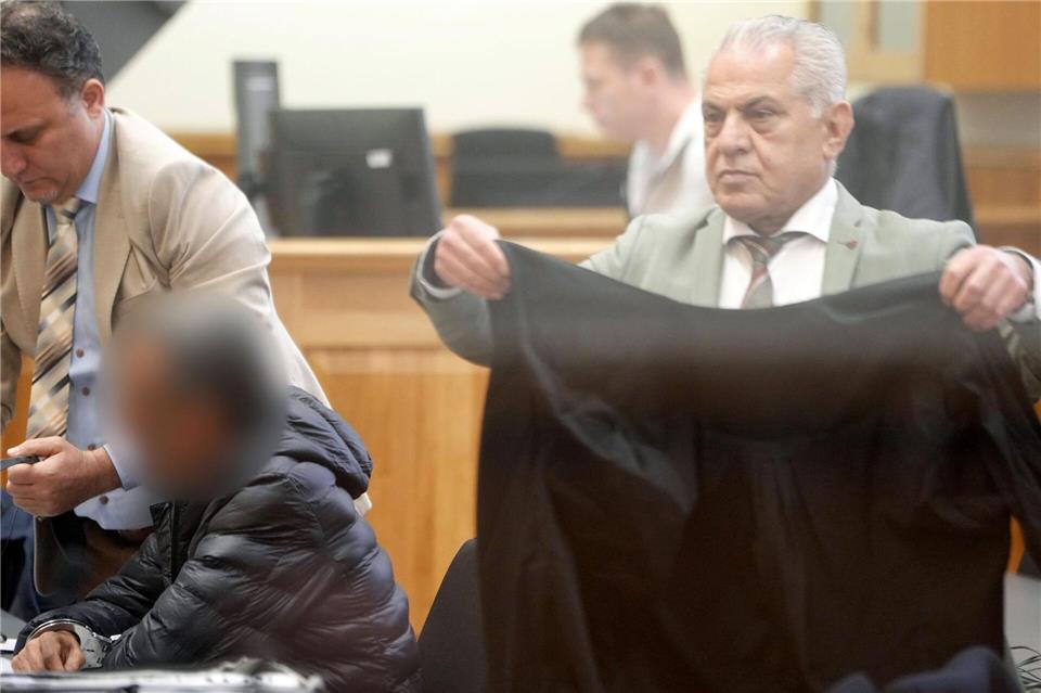 Vor dem Oberlandesgericht hat ein Prozess wegen Mordes und Verbrechen gegen die Menschlichkeit begonnen. Thomas Frey/dpa