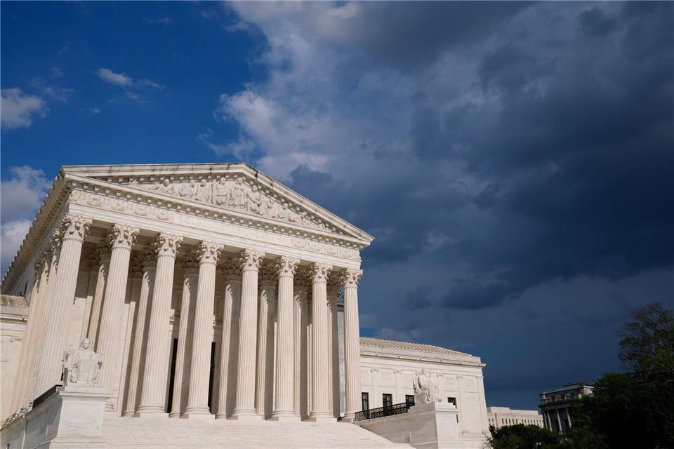 Oberstes US-Gericht wird über Trumps Zölle verhandeln Vor dem Obersten Gerichtshof soll im November eine Anhörung zu Trumps Zollpolitik stattfinden. (Archivbild)Susan Walsh/AP/dpa