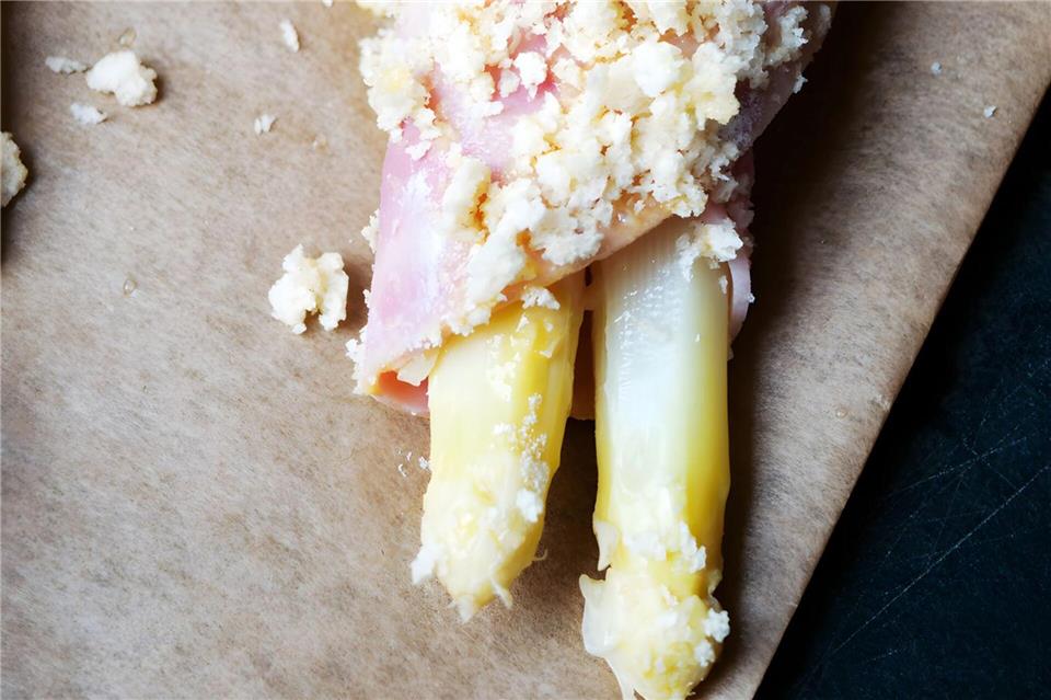 Vor dem Panieren in der Pfanne werden die Spargelröllchen zuerst im Mehl, dann im Ei und danach in den Semmelbröseln oder im Panko gewendet.Steffi Sinzenich/gaumenfreundin.de/dpa-tmn