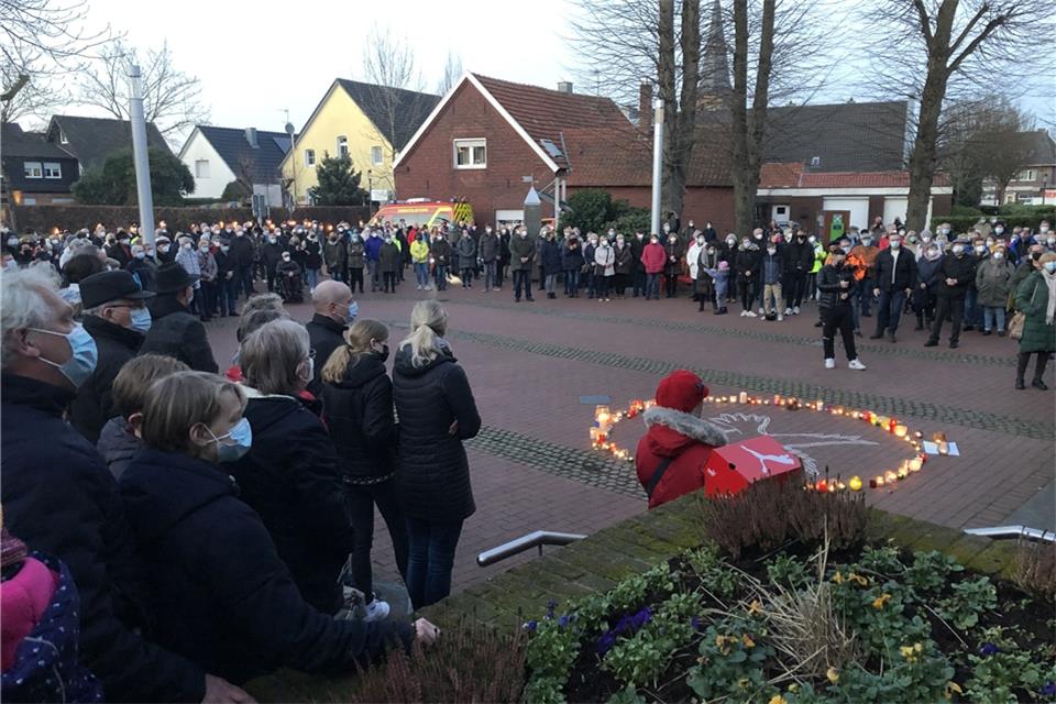 Vor dem Raesfelder Rathaus haben die Teilnehmer der Mahnwache ihre Solidarität mit der Ukraine ausgedrückt.