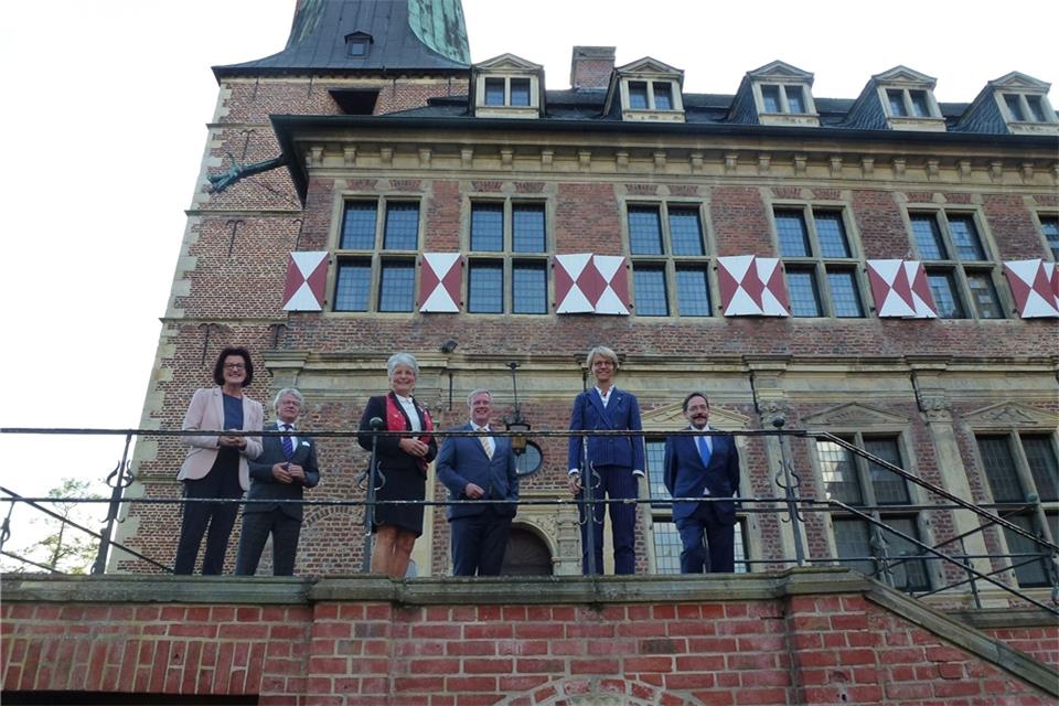 Vor dem Raesfelder Schloss (v. l.): Gisela Walsken (Bezirksregierung Köln), John Berends (Provinz Gelderland), Birgitta Radermacher (Bezirksregierung Düsseldorf), Andries Heidema (Provinz Overijssel), Dorothee Feller (Bezirksregierung Münster) und Theo Bovens (Provinz Limburg).