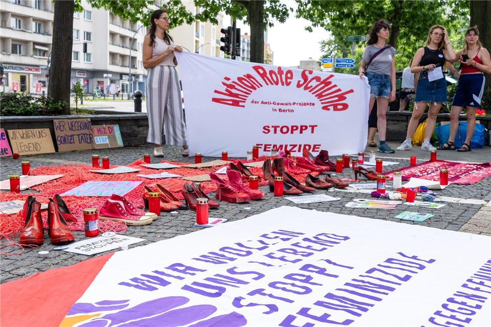 Vor dem Rathaus Schöneberg wurden rote Schuhe aufgestellt, ein etabliertes Symbol in Gedenken an getötete Frauen. Soeren Stache/dpa