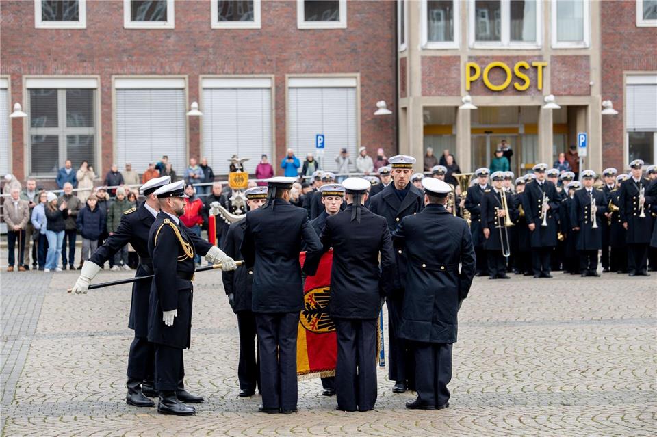 Vor dem Rathaus in Wilhelmshaven legten die neuen Rekruten und Rekrutinnen ihr Gelöbnis ab.Hauke-Christian Dittrich/dpa