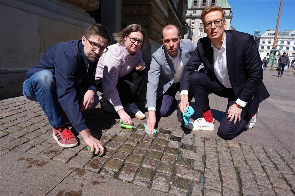 Vor dem Rathaus sind in Erinnerung an die von den Nationalsozialisten ermordeten Bürgerschaftsabgeordneten 21 Stolpersteine in den Boden eingelassen.Marcus Brandt/dpa
