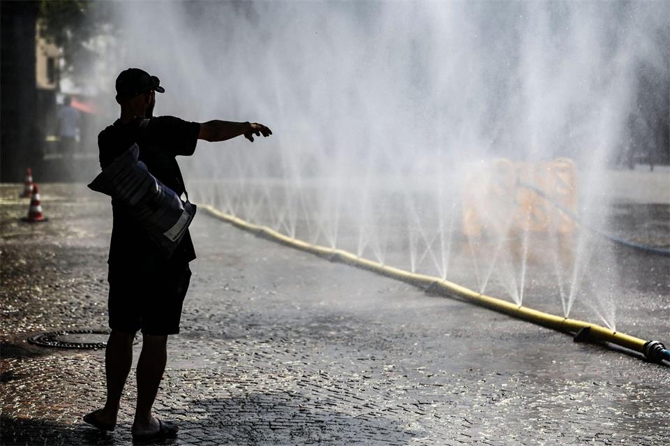 Vor dem Sommer 2027 müssen sich die Städte smarte Lösungen gegen Hitzeschutz einfallen lassen. (Archivbild)Oliver Berg/dpa