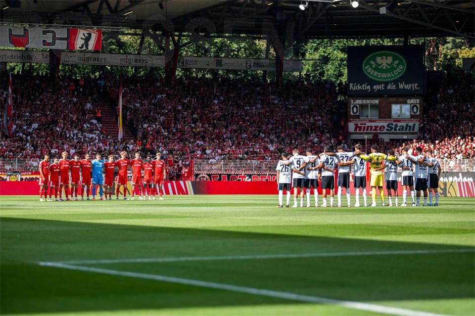Vor dem Spiel des 1. FC Union Berlin gegen Eintracht Frankfurt wird in einer Schweigeminute an die zwei Toten der Gewalttat in Gosen-Neu Zittau erinnert.Julius Frick/dpa