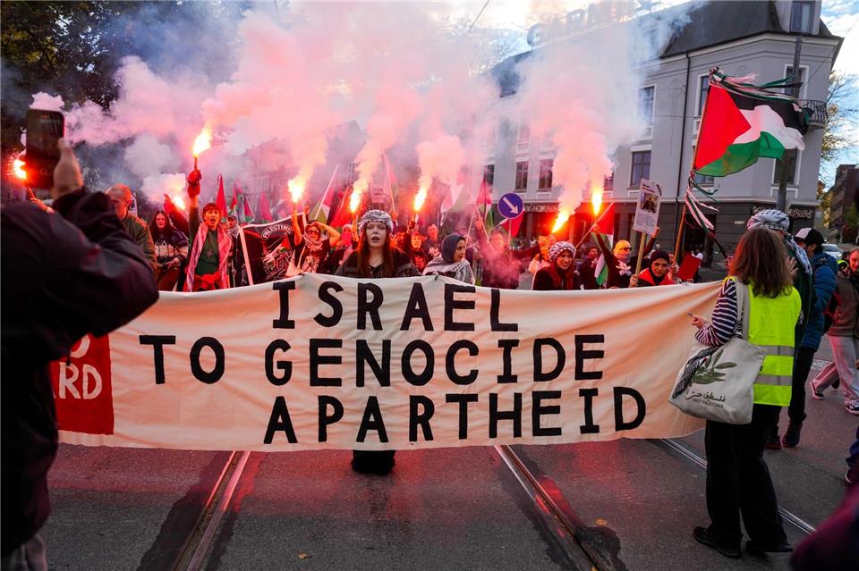 Vor dem Spiel gab es Demonstrationen.Javad Parsa/NTB/dpa