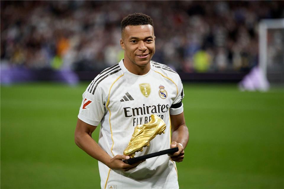 Real Madrid dank Mbappé-Toren weiter unangefochten vorn Vor dem Spiel gegen Valencia präsentierte Kylian Mbappé den Goldenen Schuh für Europas besten Torschützen.Ruben Albarran/ZUMA Press Wire/dpa