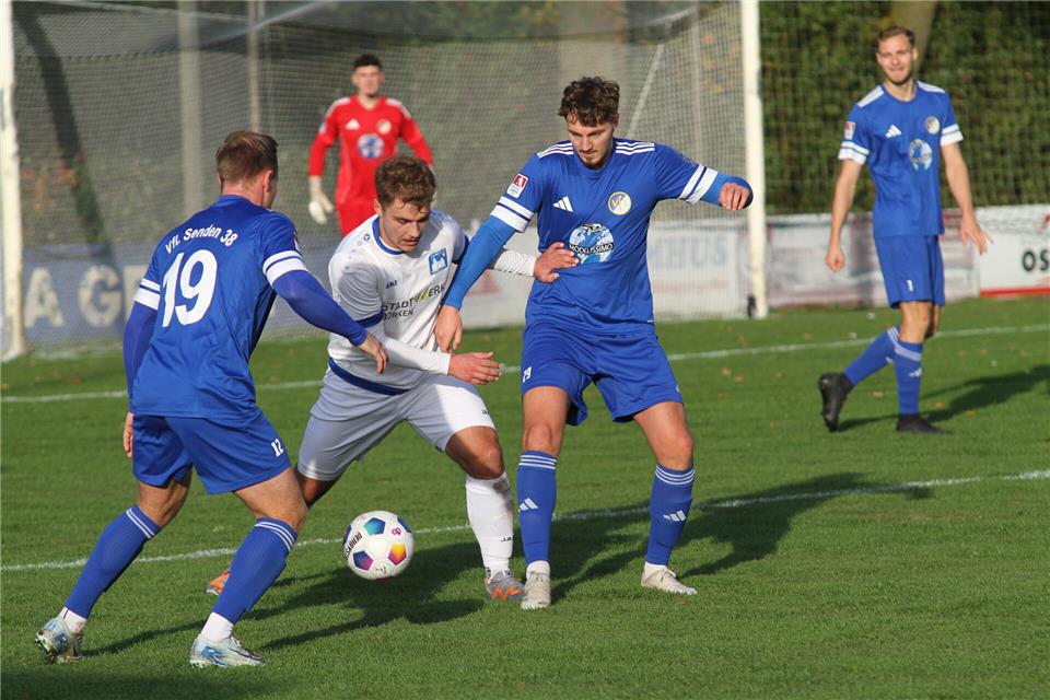Vor dem Spiel gegen den SV Rot-Weiß Deuten bangt der Landesligist Westfalia Gemen noch um den Einsatz von Goalgetter Johannes Koschmiede (mitte).