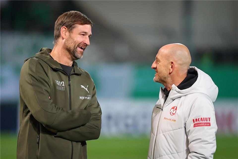 Kaiserslautern jubelt in Fürth - Kurioser Platzverweis  Vor dem Spiel hatten beide noch gute Laune: Trainer Thomas Kleine (l, SpVgg Greuther Fürth) und Lauterns Coach Torsten Lieberknecht.Daniel Karmann/dpa