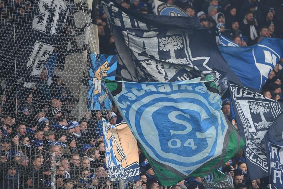 Vor dem Spiel in Dublin gab es einen Zwischenfall mit Schalke-Fans. (Archivbild)Swen Pförtner/dpa