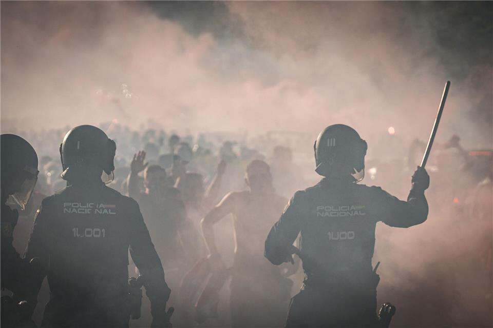 Vor dem Spiel zwischen Atletico und Barcelona wurde Pyrotechnik gezündet.Diego Radamés/EUROPA PRESS/dpa