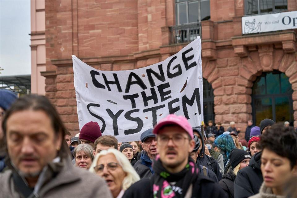 Vor dem Staatstheater kamen die Demonstranten zusammen. Sascha Ditscher/dpa