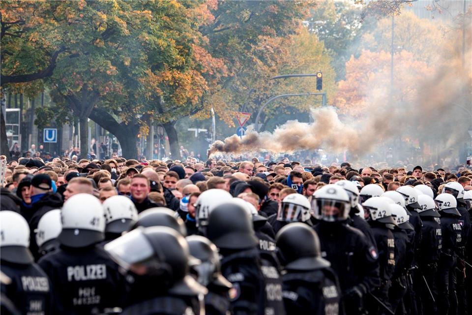 Vor dem Stadtderby: Die Polizei setzt auf das bewährte Sicherheitskonzept aus den Vorjahren. (Archivbild)Daniel Bockwoldt/dpa