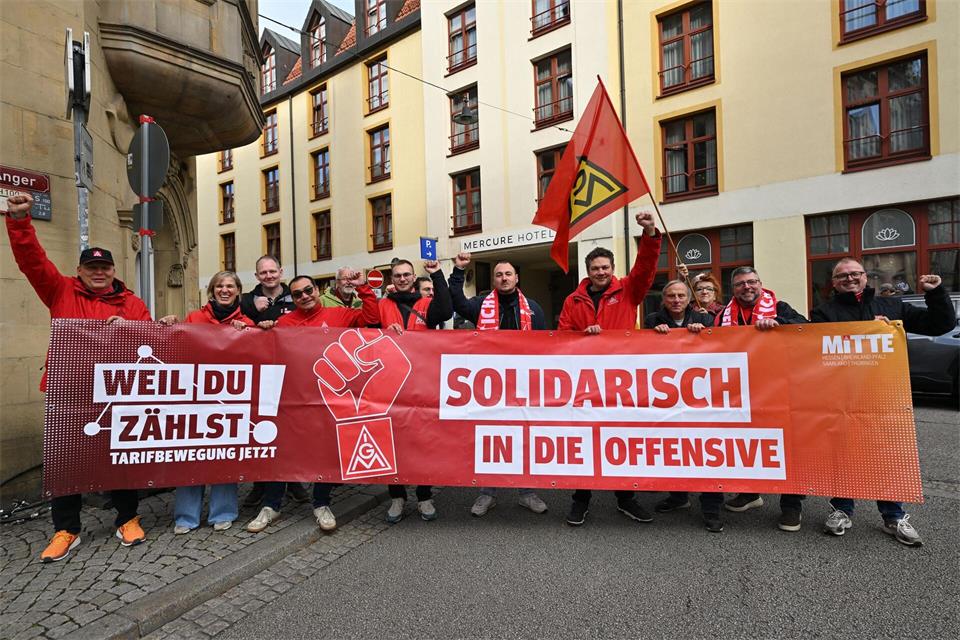 Vor dem Start der ersten Verhandlungsrunde verliehen Metaller den Forderungen der Gewerkschaft Nachdruck.Martin Schutt/dpa