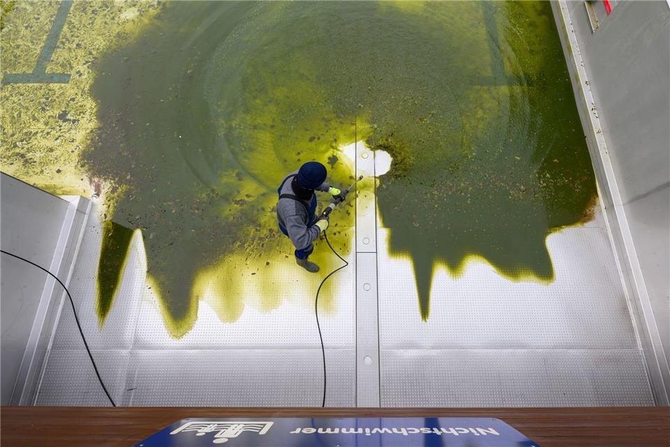 Vor dem Start in die Freibadsaison - Badebecken wird gereinigtHendrik Schmidt/dpa