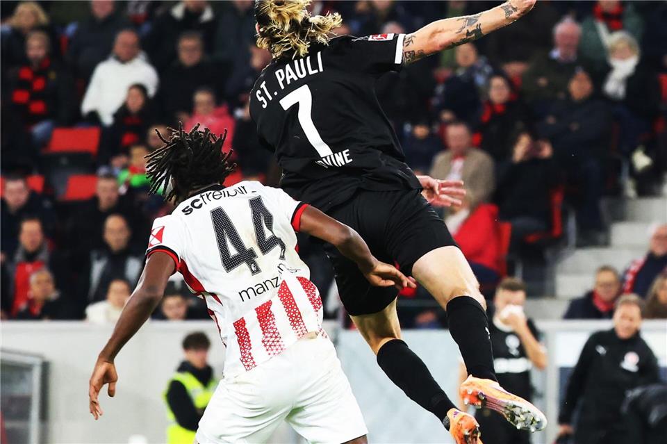 Vor dem Startelf-Comeback? Jackson Irvine (r) vom FC St. Pauli.Philipp von Ditfurth/dpa