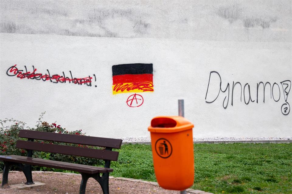 Vor dem Tag der Deutschen Einheit macht die Linke Vorschläge zur Angleichung der Lebensverhältnisse. (Symbolbild)Hendrik Schmidt/dpa