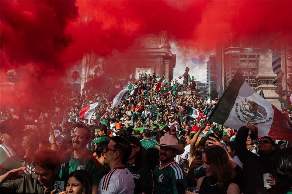 Vor dem Team-Hotel des Gegners störten mexikanische Fans die Nachtruhe. (Archivbild) Felix Marquez/dpa