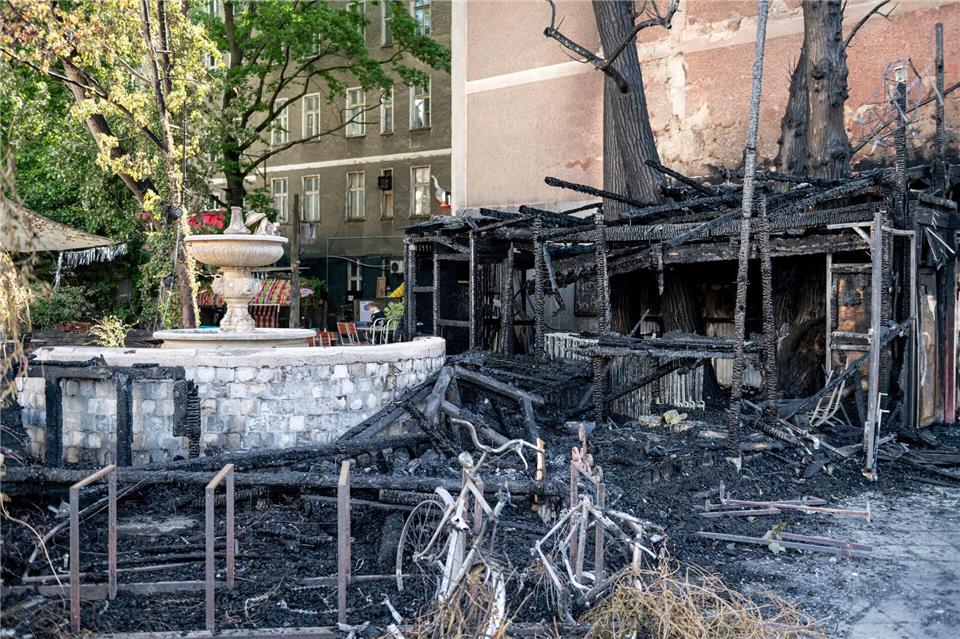 Vor dem Technoclub „Wilde Renate“ sind die Spuren des Brandes noch zu sehen. Fabian Sommer/dpa