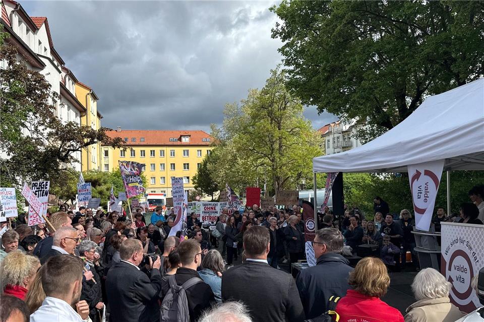 Vor dem Thüringer Landtag haben Pflegekräfte ihren Unmut gegen Reformpläne der Bundesregierung Ausdruck verliehen. Stefan Hantzschmann/dpa-Zentralbild/dpa