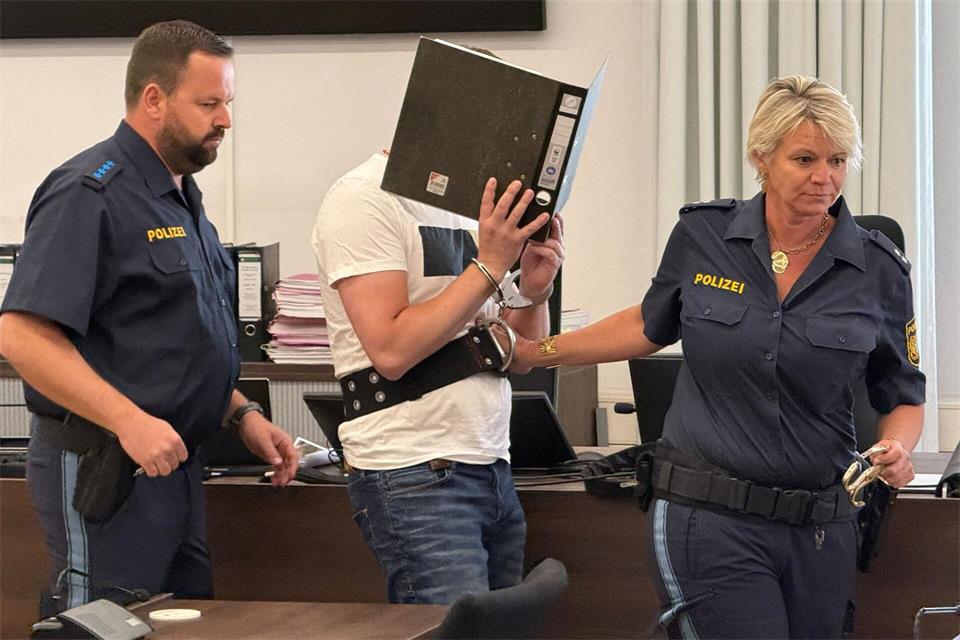 Vor dem Urteil wurde der Angeklagte von Polizisten zu seinem Platz geführt.Ulf Vogler/dpa