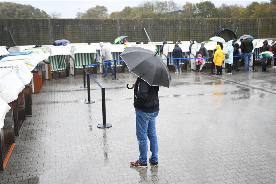 Ausrangierte Strandkörbe kommen unter den Hammer  Vor dem Verkauf wurden die Strandkörbe nach Angaben des Tourismus-Service in der Strandmeisterei geprüft und gereinigt.Lars Penning/dpa