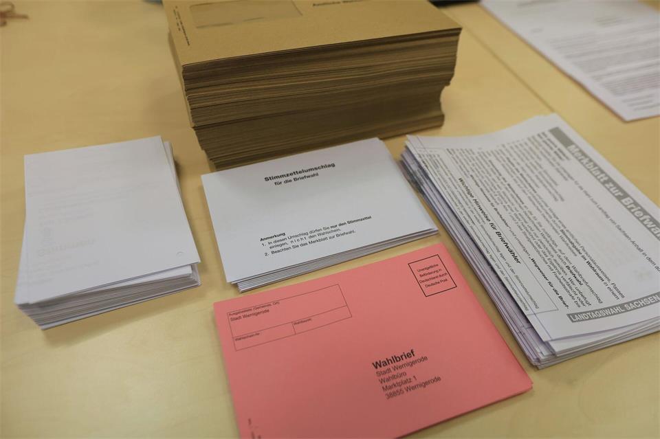 Vor dem Versand an die Bürger: Briefwahlunterlagen in Sachsen-Anhalt.Matthias Bein/dpa