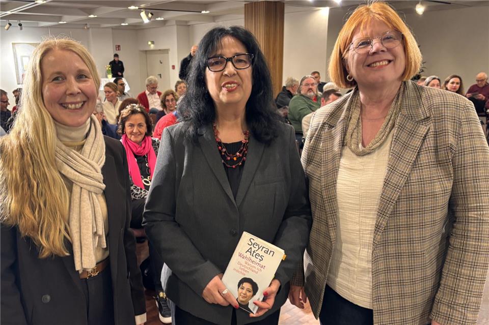 Vor dem Vortrag: Seyran Ateş (Mitte) mit Sandra Schulz-Kügler (Leiterin Kommunales Integrationszentrum Kreis Borken, links) und Elisabeth Büning (Fachbereichsleiterin Kreis Borken).