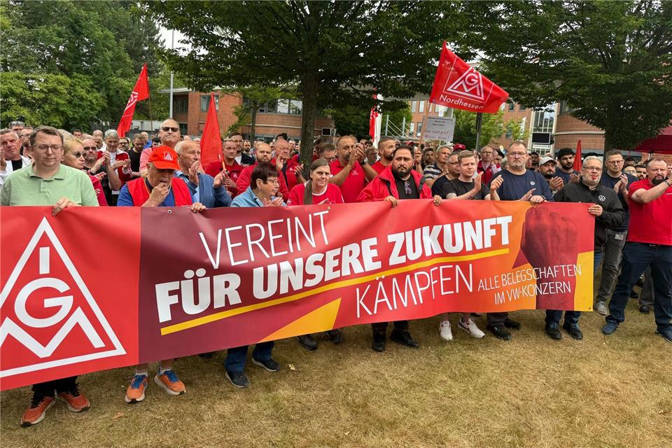Vor dem Werkstor in Baunatal protestierten rund 200 Menschen gegen drohende Einschnitte. Nicole Schippers/dpa