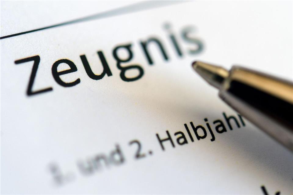 Sitzenbleiben abschaffen? Was dagegen spricht und was dafür Vor dem Zeugnistag haben so manche Schülerinnen und Schüler Angst - wenn ihre Versetzung gefährdet ist. (Symbolbild)Sebastian Gollnow/dpa