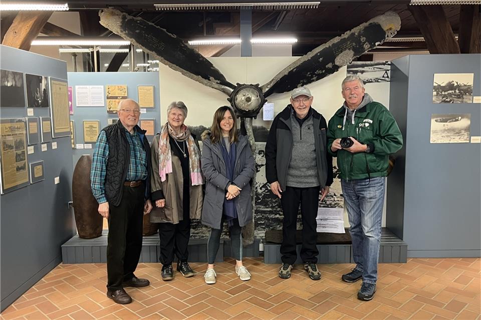 Vor dem großen Propeller im Heimatmuseum (v. l.): Richard Sühling, Sharyn, Laura-Claire und Dan Corson sowie Gerd Lammers.