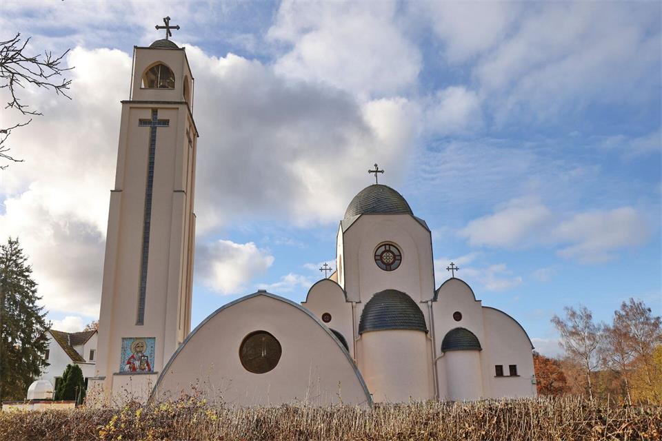 Vor dem koptisch-orthodoxen Kloster St. Antonius in Waldsolms wurde das drei Monate alte Baby des Paares gefunden. (Archivbild)Christian Lademann/dpa