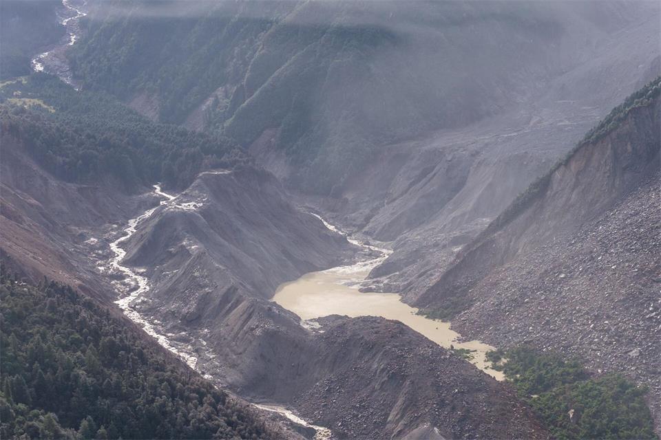 Vor dem neu angestauten See hatten die Behörden bereits am Donnerstag gewarnt. Li Jian/XinHua/dpa