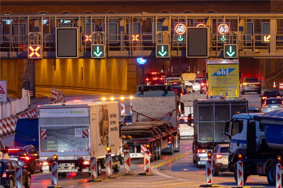 Vor dem rund 3,3 Kilometer langen Elbtunnel stockt am Morgen der Verkehr.Bodo Marks/dpa