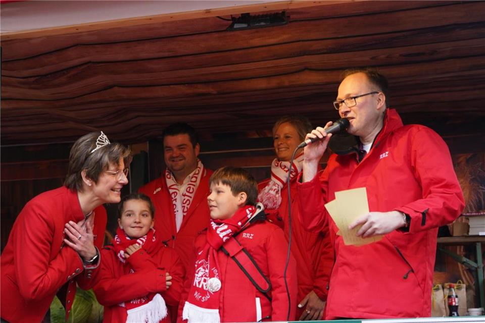 Vor dem traditionellen Messen und Wiegen der Prinzenpaare beantworteten diese beim Kappesmarkt Fragen aus dem Publikum.
