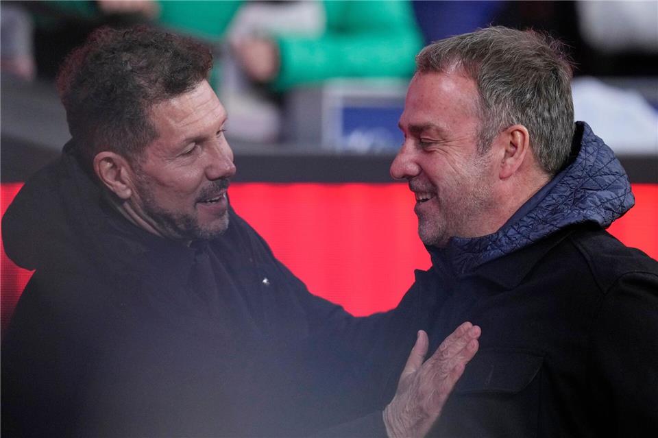 Vor den Anpfiff hatte Hansi Flick (r.) noch gute Laune.Manu Fernandez/AP/dpa