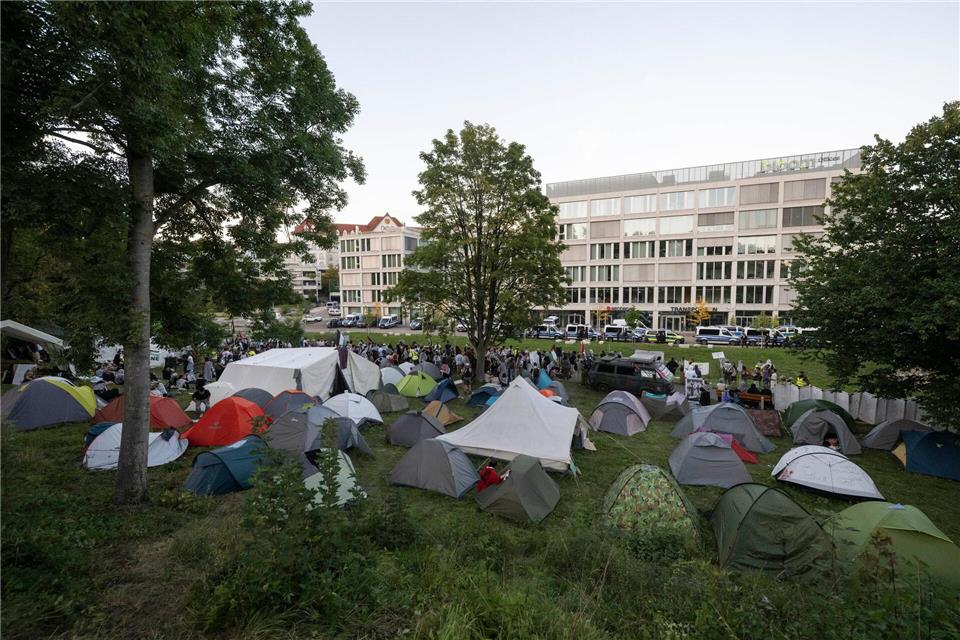 Vor den Bürogebäuden eines Rüstungskonzerns hatten Demonstranten ein Camp aufgeschlagen. Marijan Murat/dpa