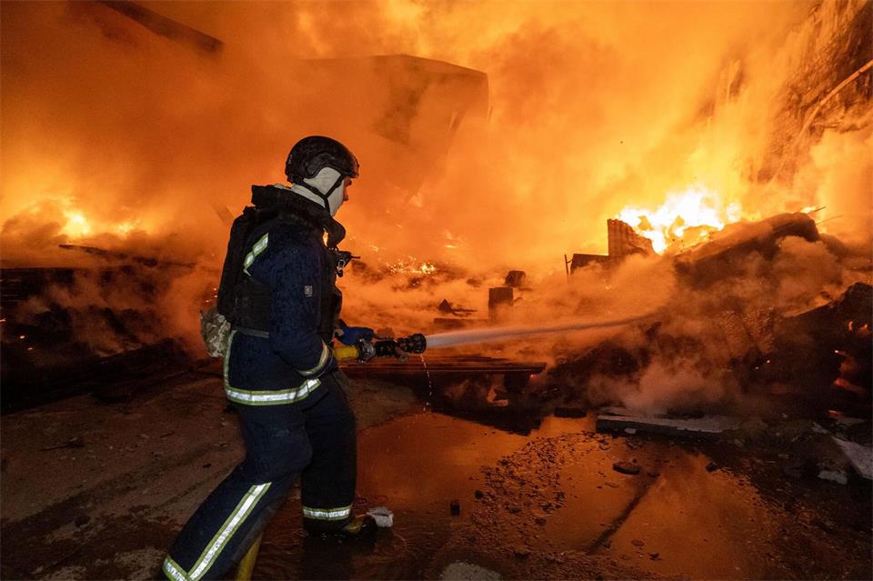 Vor den Flammen: Ein Feuerwehrmann löscht nach dem russischen Luftangriff einen Brand in einem Wohngebiet.Andrii Marienko/AP/dpa