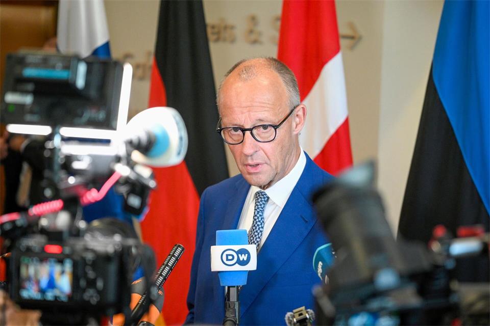 Vor den Fragen der Journalisten wendet sich der Kanzler ab.Jouni Porsanger/Lehtikuva/AP/dpa